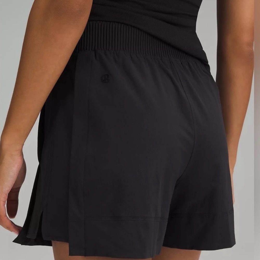Lululemon Stretch Woven Relaxed-Fit High-Rise Short 4" - Size Small (6) | Black